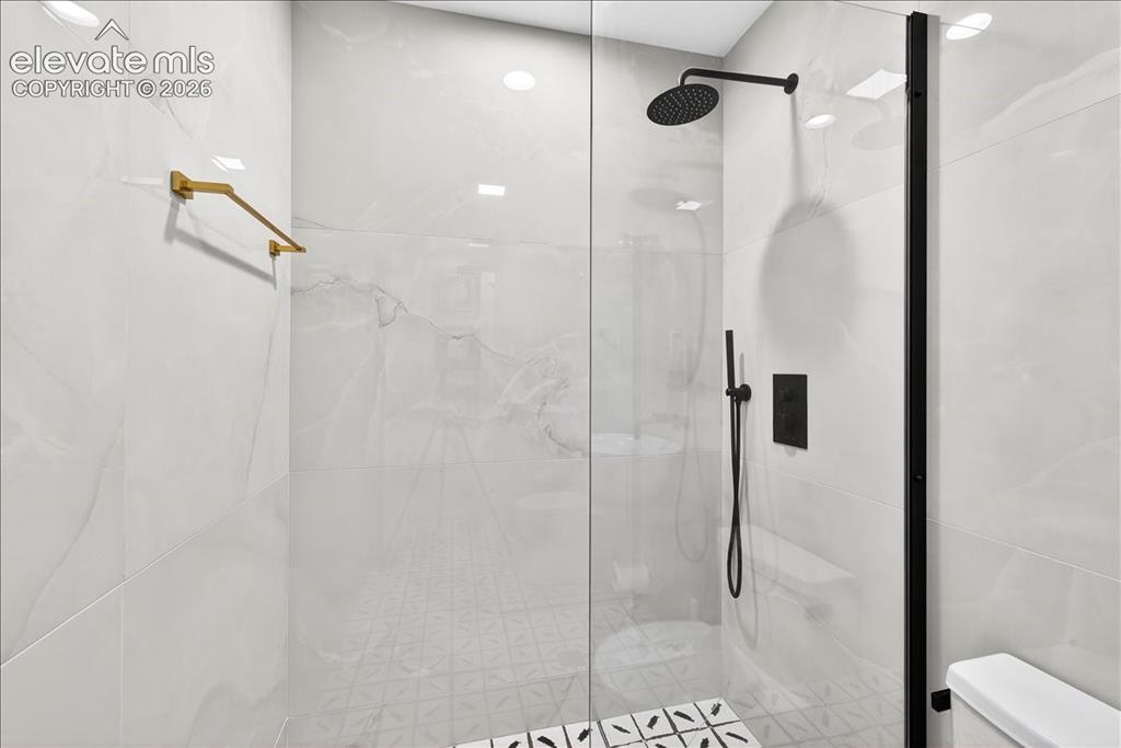 Image 18 of 50: Bathroom