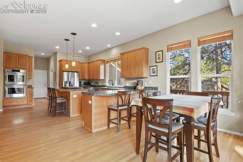 Image 10 of 50: Kitchen