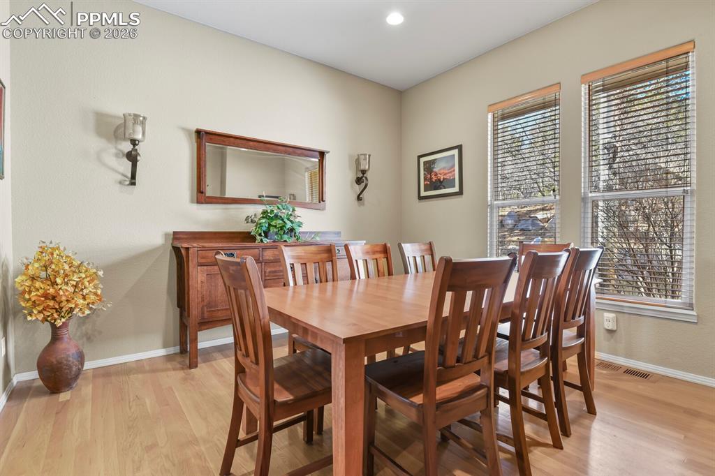 Image 11 of 50: Dining Area