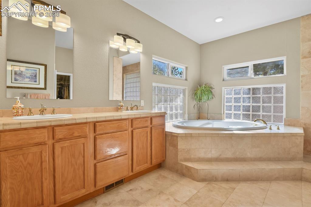 Image 19 of 50: Bathroom