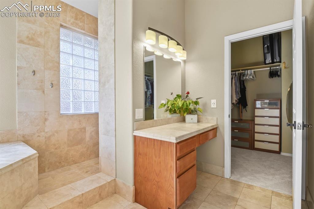 Image 20 of 50: Bathroom