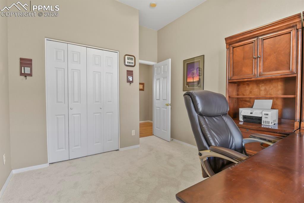 Image 24 of 50: Office