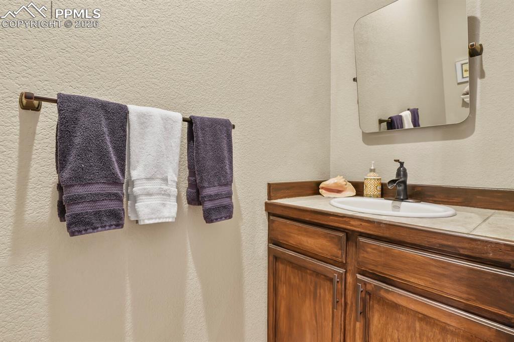 Image 25 of 50: Bathroom