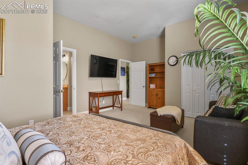 Image 34 of 50: Bedroom