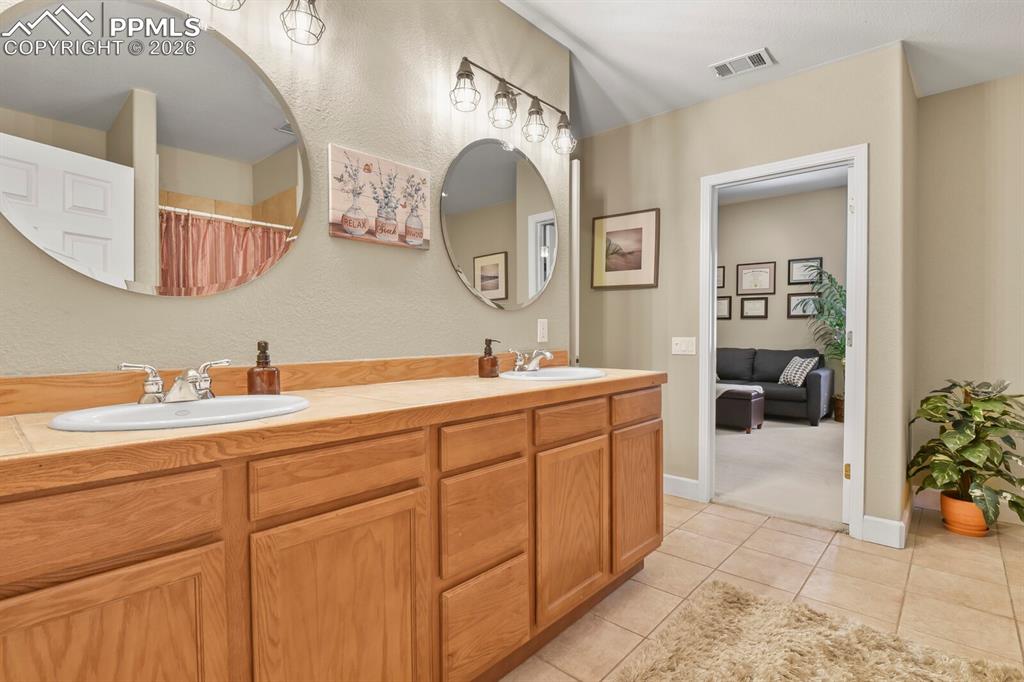 Image 35 of 50: Bathroom