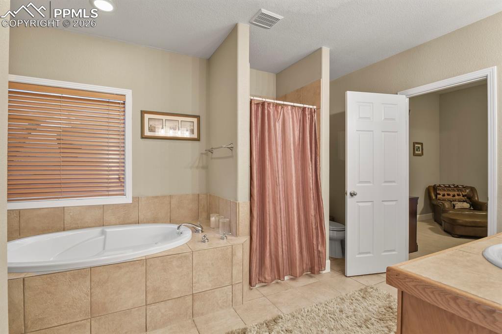 Image 36 of 50: Bathroom