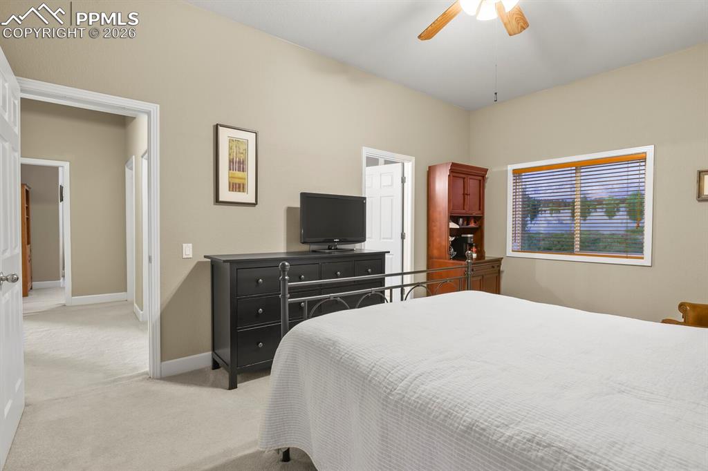 Image 38 of 50: Bedroom