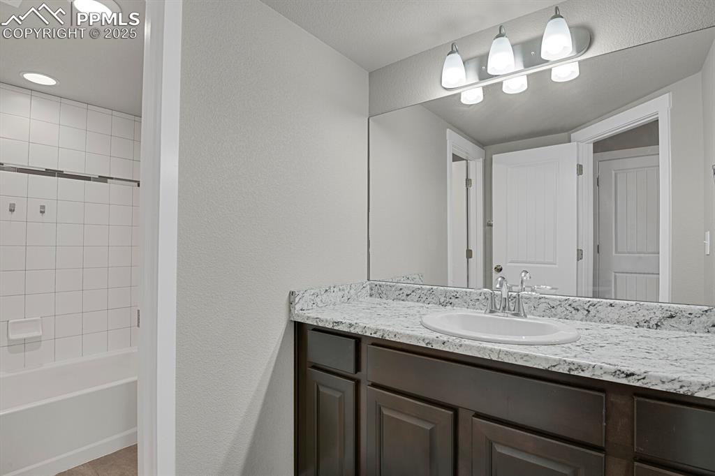 Image 36 of 47: Bathroom