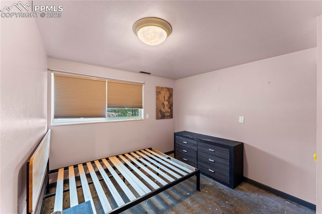 Image 10 of 13: Bedroom