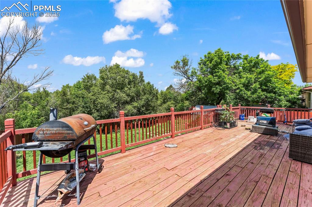 Image 12 of 13: Deck
