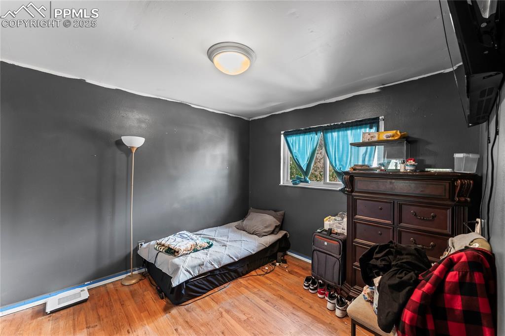Image 6 of 13: Bedroom
