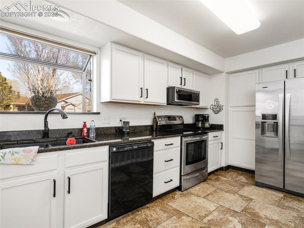 Image 11 of 31: Kitchen