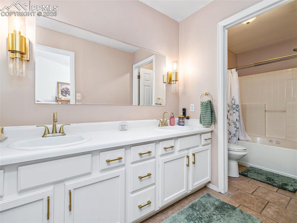 Image 19 of 31: Bathroom