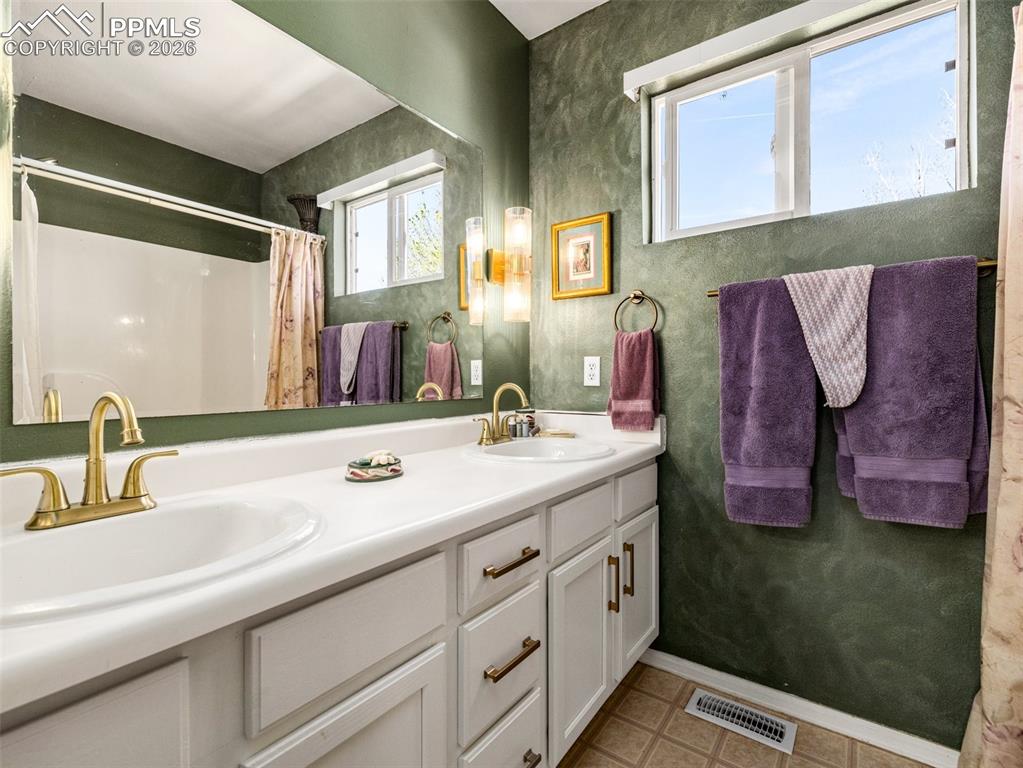 Image 22 of 31: Bathroom