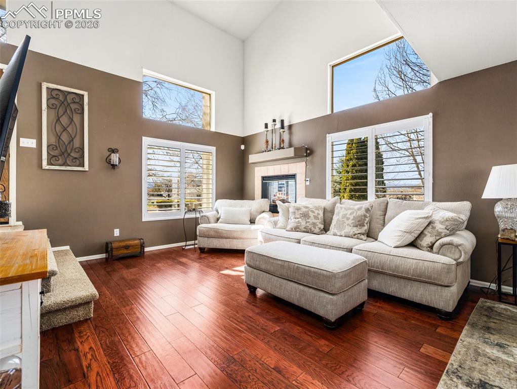 Image 6 of 31: Living Room