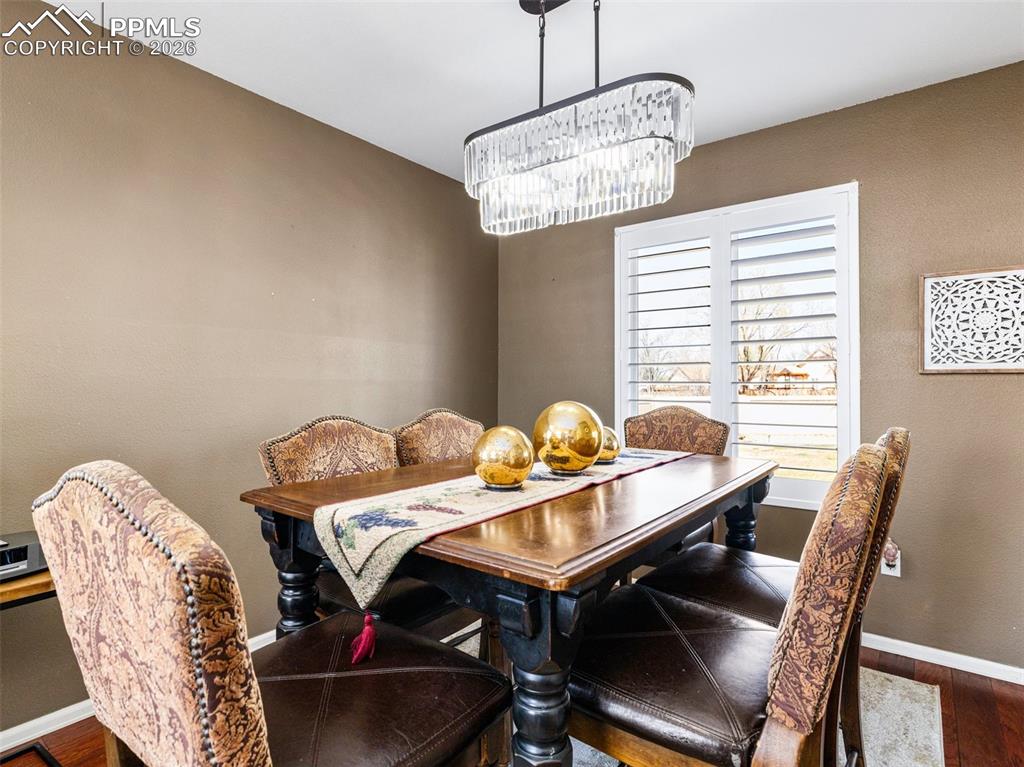 Image 7 of 31: Dining Area