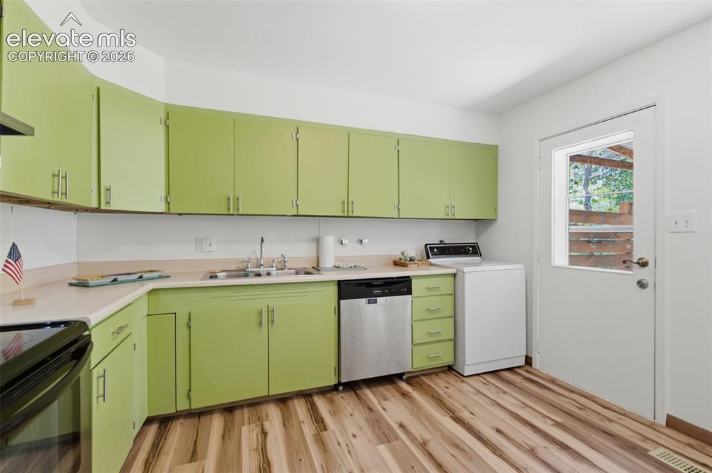 Image 10 of 30: Kitchen