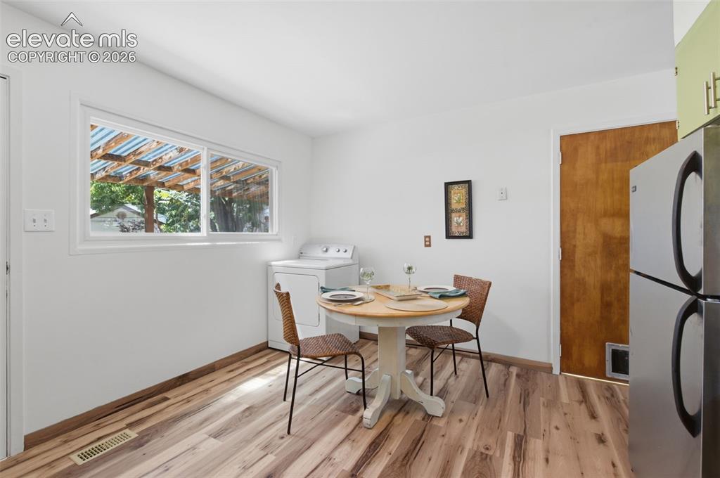 Image 11 of 30: Dining Area