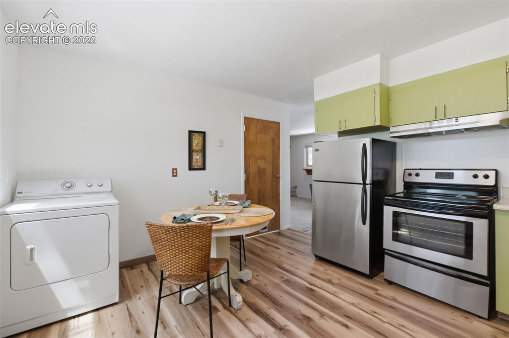 Image 12 of 30: Kitchen
