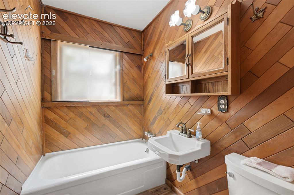 Image 18 of 30: Bathroom