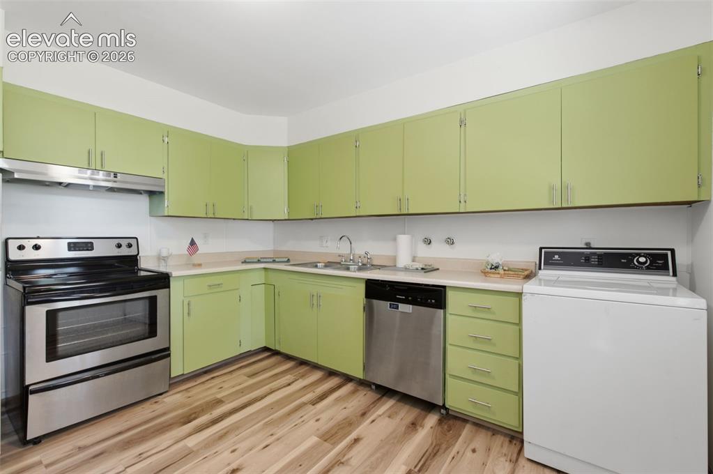 Image 9 of 30: Kitchen