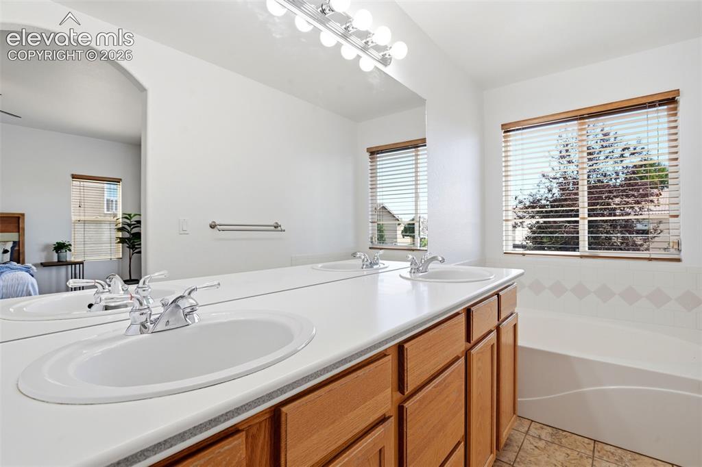 Image 20 of 41: Bathroom
