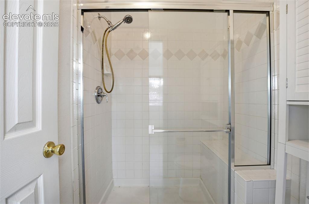 Image 21 of 41: Bathroom