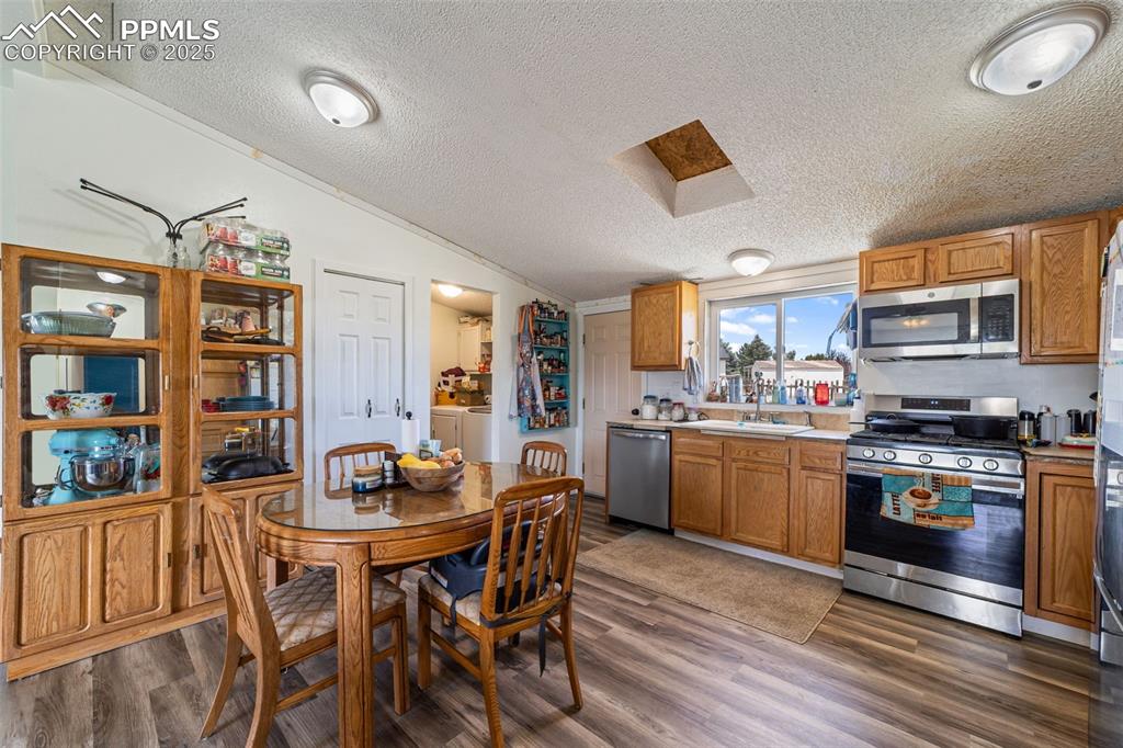Image 5 of 39: Kitchen