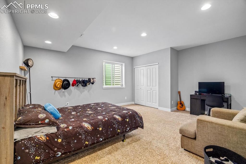 Image 16 of 28: Bedroom