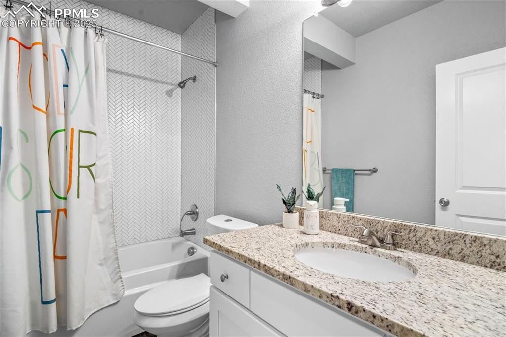 Image 19 of 28: Bathroom