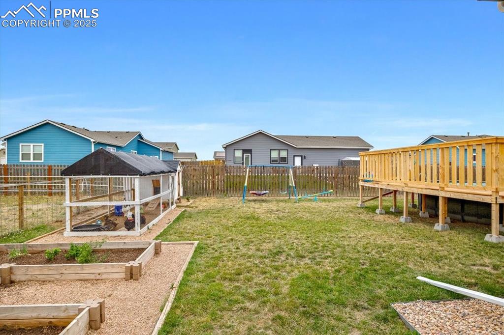 Image 21 of 28: Yard