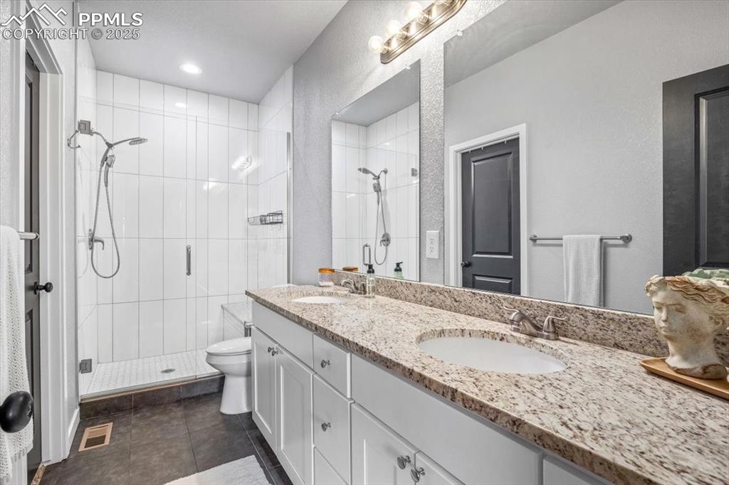 Image 9 of 28: Bathroom