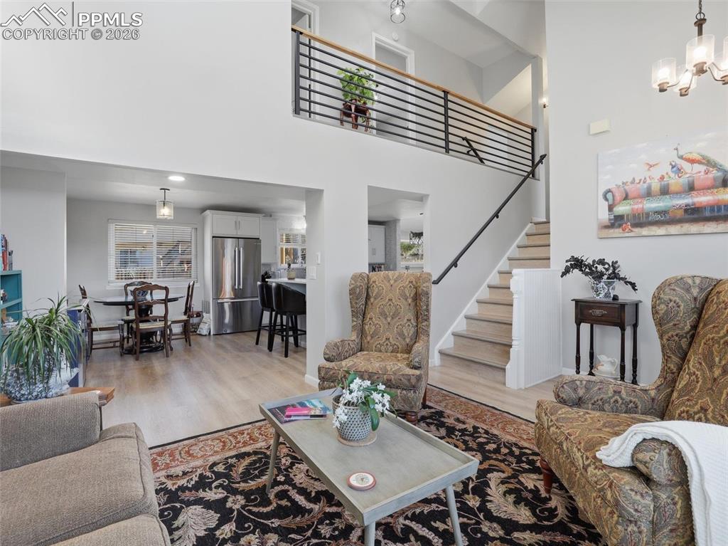 Image 7 of 50: Living Room