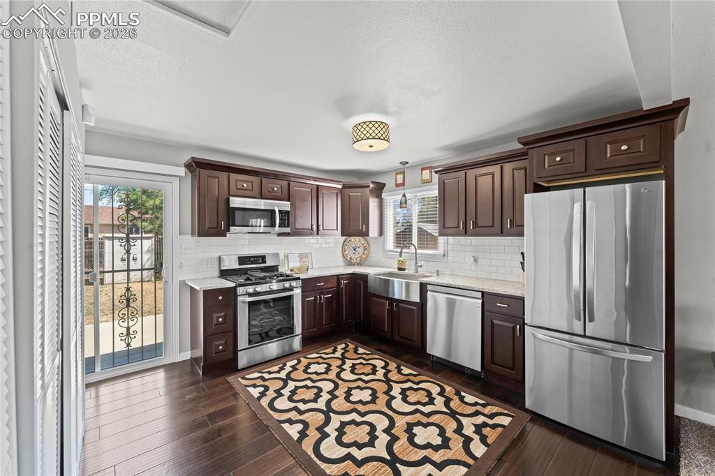 Image 12 of 28: Kitchen