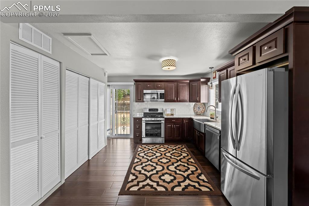 Image 13 of 28: Kitchen