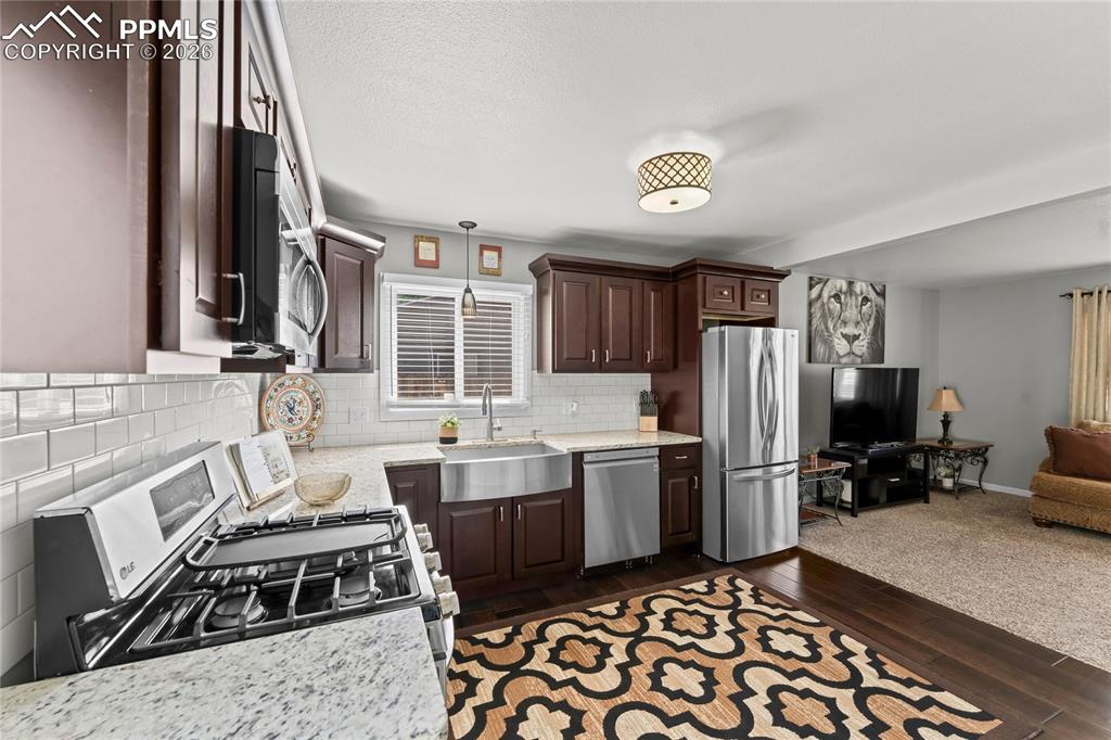 Image 14 of 28: Kitchen