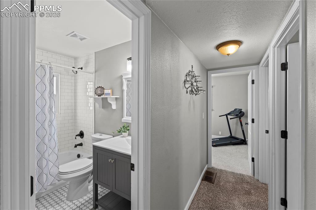 Image 16 of 28: Bathroom