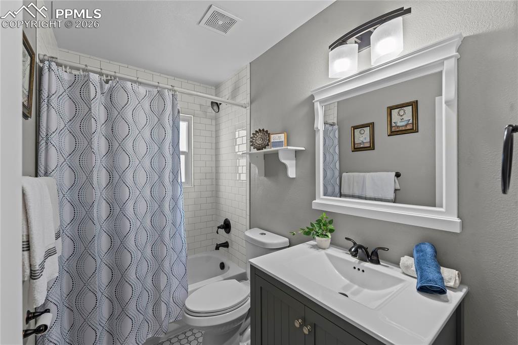 Image 17 of 28: Bathroom