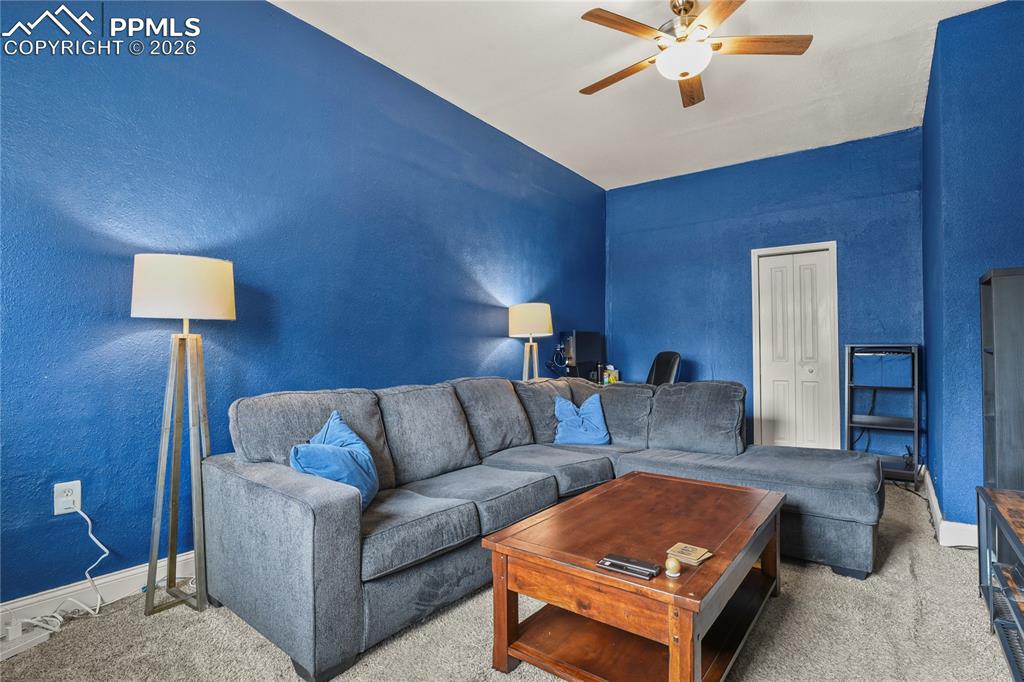 Image 13 of 36: Family Room