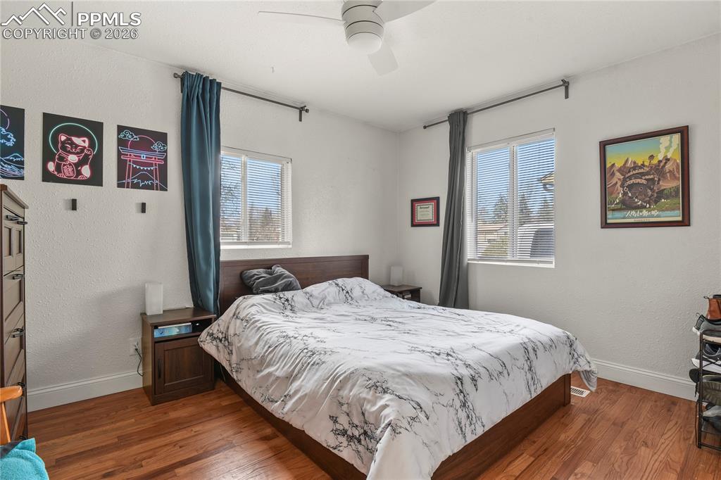 Image 15 of 36: Bedroom