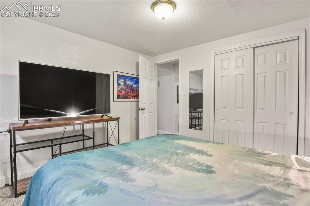 Image 25 of 36: Bedroom