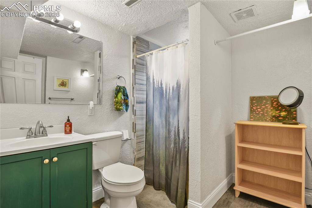 Image 28 of 36: Bathroom