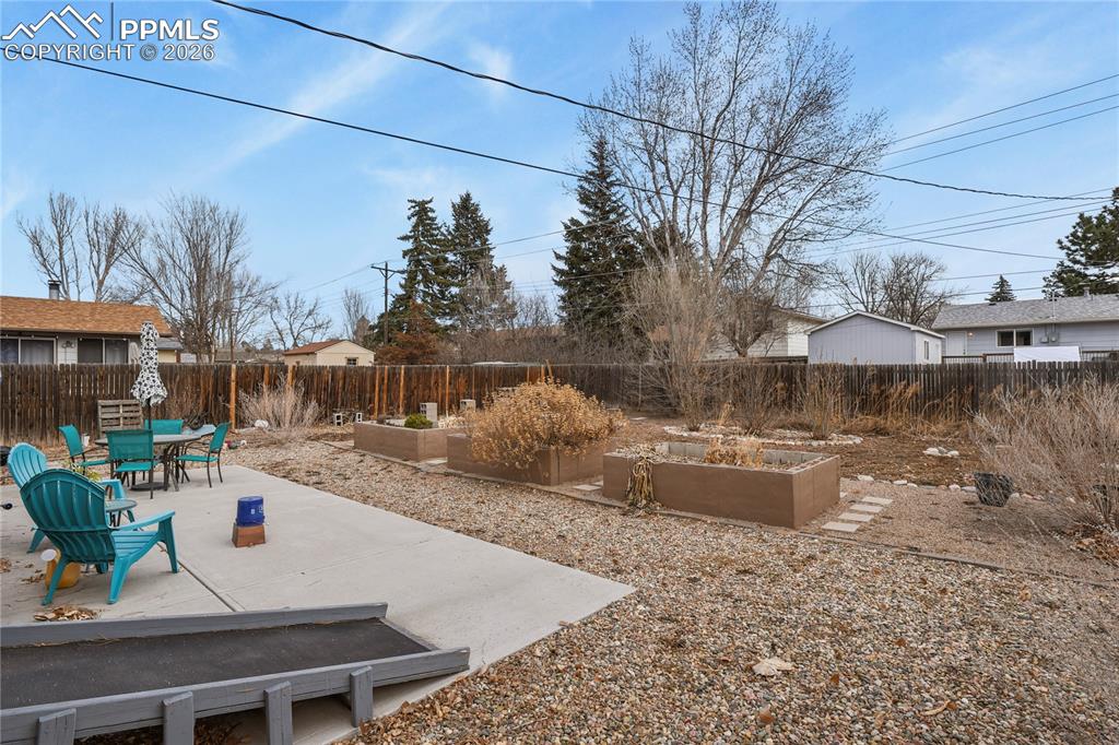 Image 31 of 36: Yard