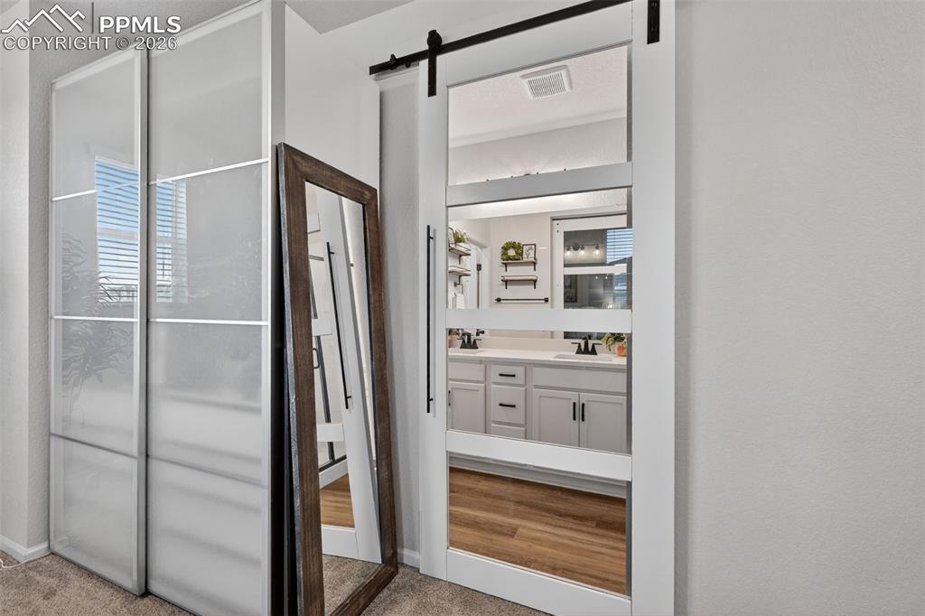 Image 19 of 32: Bathroom