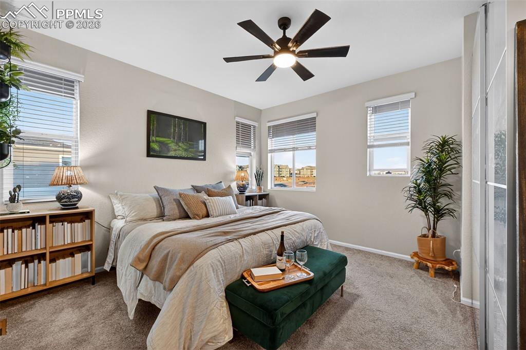 Image 7 of 32: Bedroom