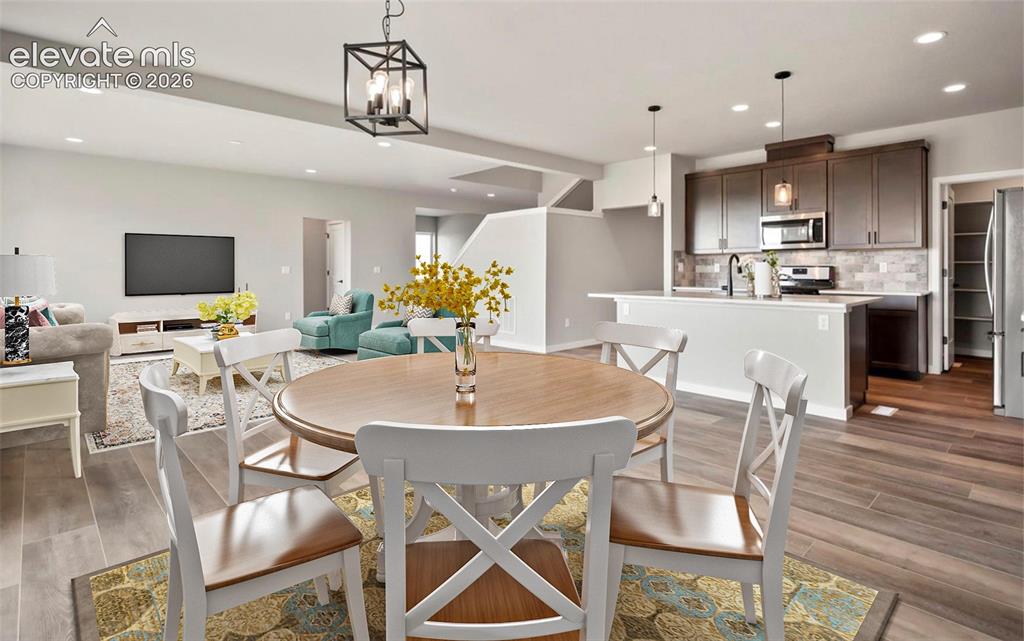 Image 7 of 25: Dining Area