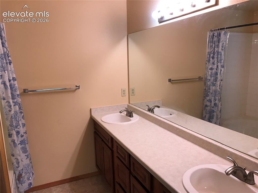 Image 9 of 16: Bathroom