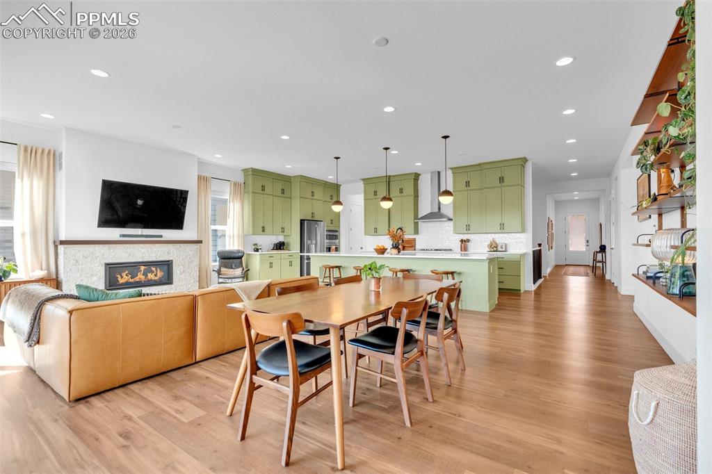 Image 15 of 50: Dining Area