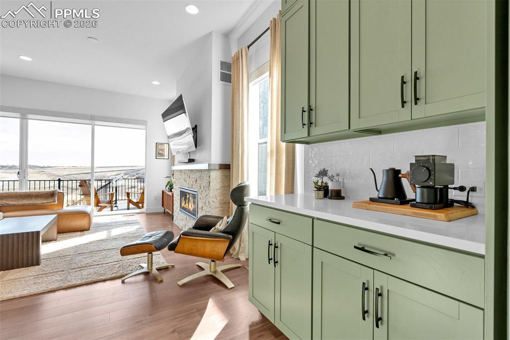 Image 18 of 50: Kitchen