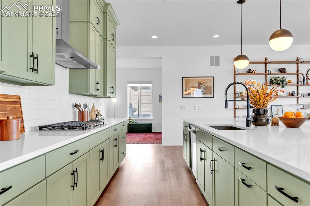 Image 21 of 50: Kitchen